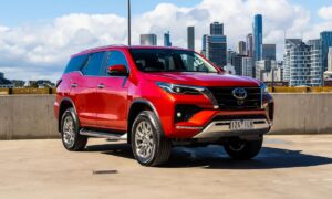 2025 में नई Toyota Fortuner ने मचाया धमाल, शानदार लुक और दमदार फीचर्स से बनी सबकी पसंद